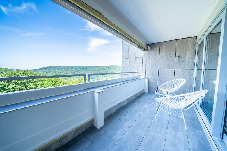 Sofort bezugsfrei: Barrierefreie 135m²-Wohnung (3 Zi.) mit Balkon, Stellplatz, Pool & Sauna – Balkon