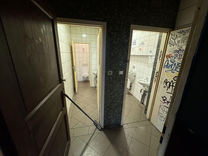 Immeuble commercial complet avec 10 chambres rénovées, un rez-de-chaussée à usage flexible et un potentiel d’aménagement dans les combles – EG - Kneipe 