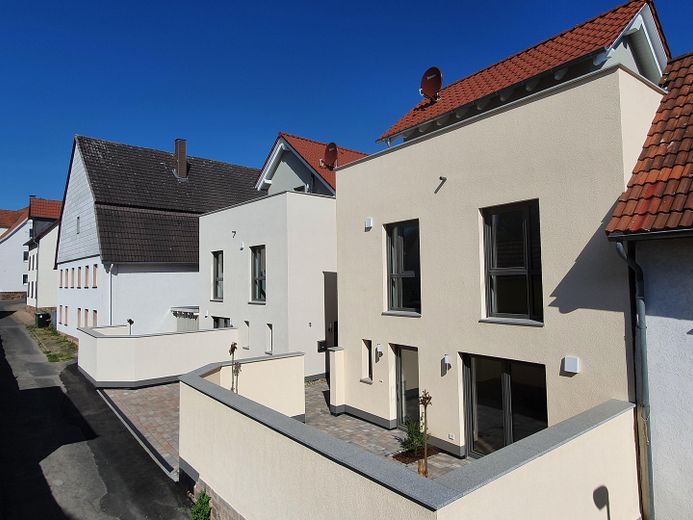 Blick vom Neubau zum Altbau