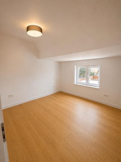 Ático diáfano con estilo loft tras reforma integral: 2 habitaciones + vestidor y balcón – Schlafzimmer