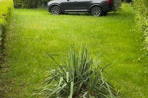 Ferienhaus mit Bootsplatz und Motorboot / Trailer – Parkplatz / Spielwiese