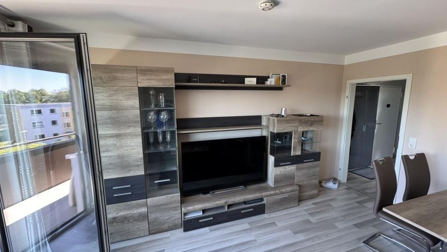 Einfach einziehen: Top-Sanierte Eigentumswohnung in Alt-Vinnhorst – Wohnzimmer