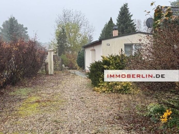 IMMOBERLIN.DE - Angenehmes Baugrundstück mit Bungalow in Südausrichtung & Harmonielage – Foto 1