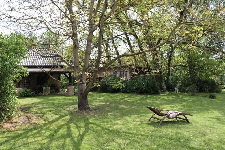 Charming country house with living basement, large garden, workshop, two verandas, hobby stable – Garten, Terasse, Holzschuppen