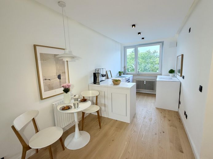 Appartement 3 pièces fraîchement rénové et libre, avec balcon orienté au sud – Küche