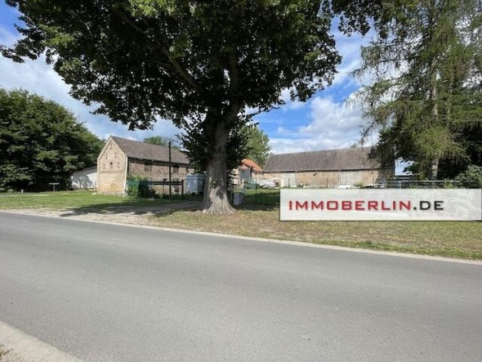 IMMOBERLIN.DE - Großzügiges Baugrundstück für Wohnbebauung + Scheunen für gewerbliche Nutzungen – Foto 1