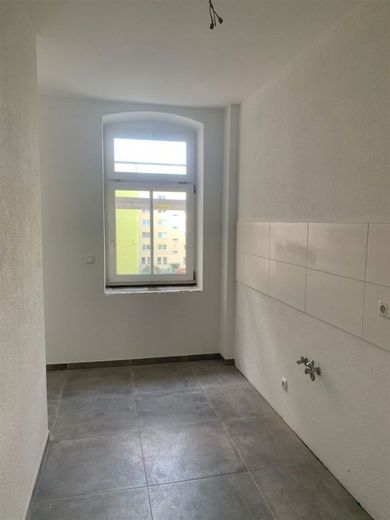 Zweitbezug nach San.! Große3-Zi. mit Einbauküche, Laminat, Lift, Balkon und Wanne! – Küche
