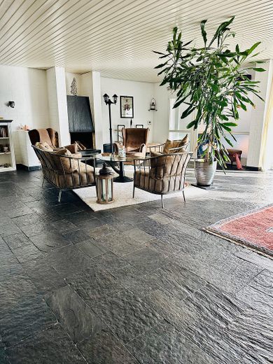 gemütliche Sitzgruppe am Kamin