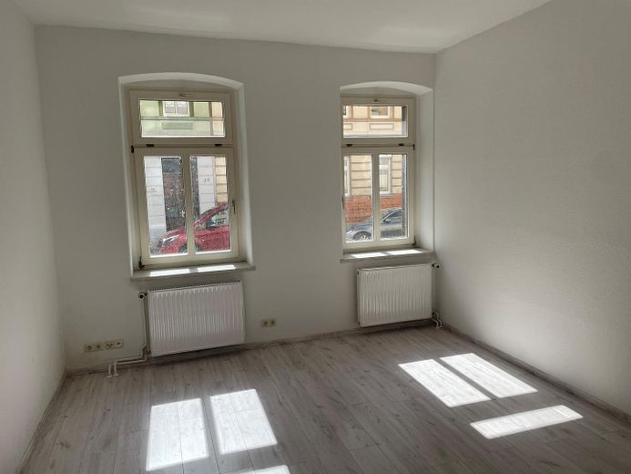Available immediately! Ground-floor apartment incl. kitchen, large garden and proximity to the S-Bahn – Wohnzimmer