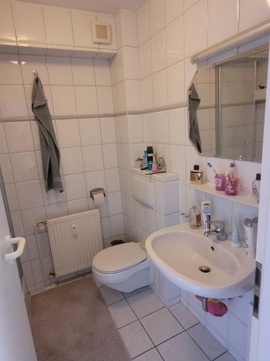 2-Zimmer-Wohnung mit neuen Fenstern und Carport– modernisiert & praktisch – Badezimmer