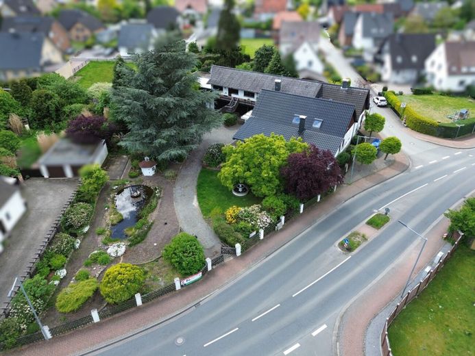 Großzügiges Wohnensemble mit Gartenidylle, Ausbaupotenzial und vielseitigen Nutzungsmöglichkeiten – Titelbild