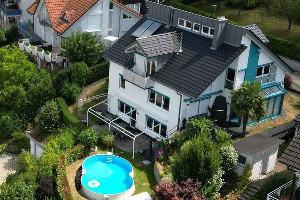 Sehr großes Architektenhaus mit Pool + Sauna.