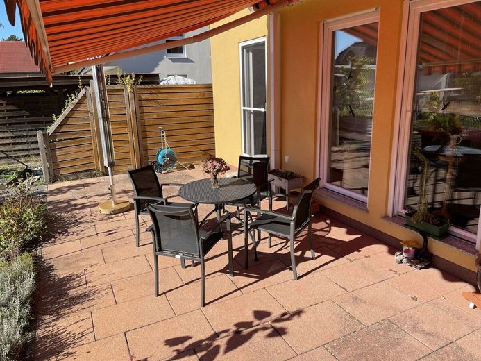 HORN IMMOBILIEN ++ modernes Einfamilienhaus mit Photovoltaikanlage, Garage und Terrasse in Torgelow – Sonnenterrasse mit Markise