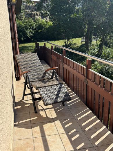 Großzügige, stilvoll möblierte 4-Zimmer Wohnung in Südlage zu vermieten – Direkter Zugang zum Garten