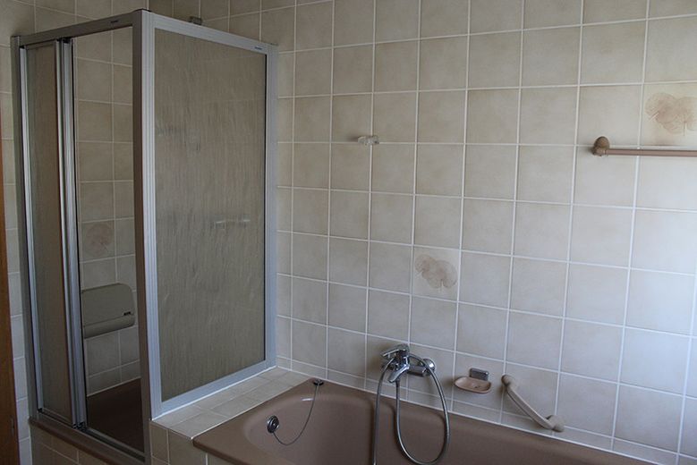 Zweifamilien-Wohnhaus in der Kleinstadt Leun im Lahn-Dill-Kreis. Der Kaufpreis ist verhandelbar. – OG Badezimmer 1