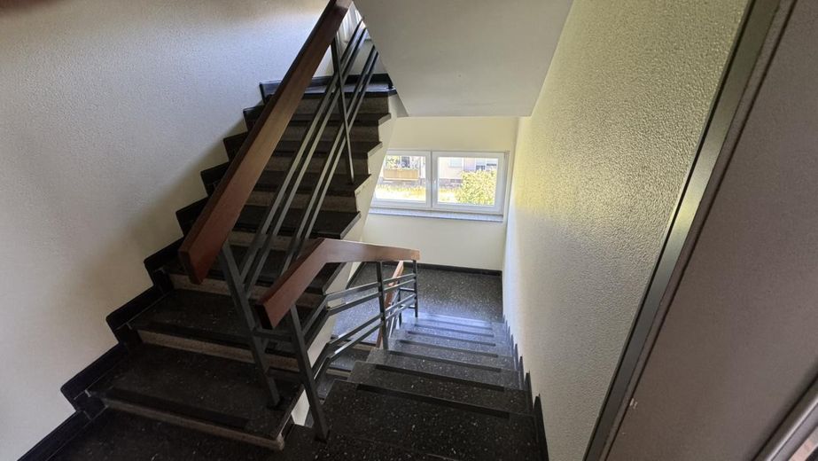 Einfach einziehen: Top-Sanierte Eigentumswohnung in Alt-Vinnhorst – Treppenhaus