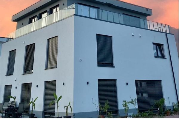 Elegante proprietà in stile Bauhaus con attico. Vista panoramica. Ai margini dei campi.