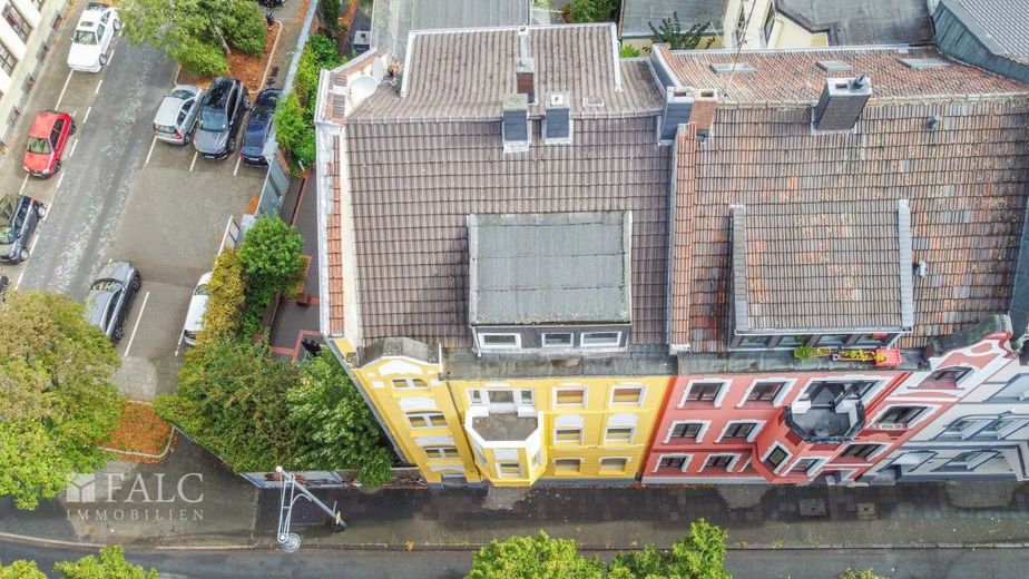 Charmantes Mehrfamilienhaus mit Entwicklungspotenzial – Hausansicht Drohne