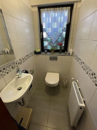 Dużo miejsca dla rodziny – w pełni podpiwniczony dom szeregowy o powierzchni mieszkalnej 146 m² – Gästebad