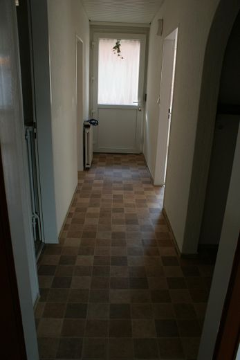 Große 2 Zi.-Whg.mit moderner Einbauküche,Wintergarten,eigener Eingang,KFZ Stellplatz vor der Tür – Eingangsflur