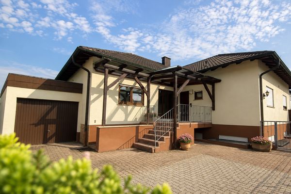 von Privat! Einfamilienhaus mit Einliegerwohnung in ruhiger Lage