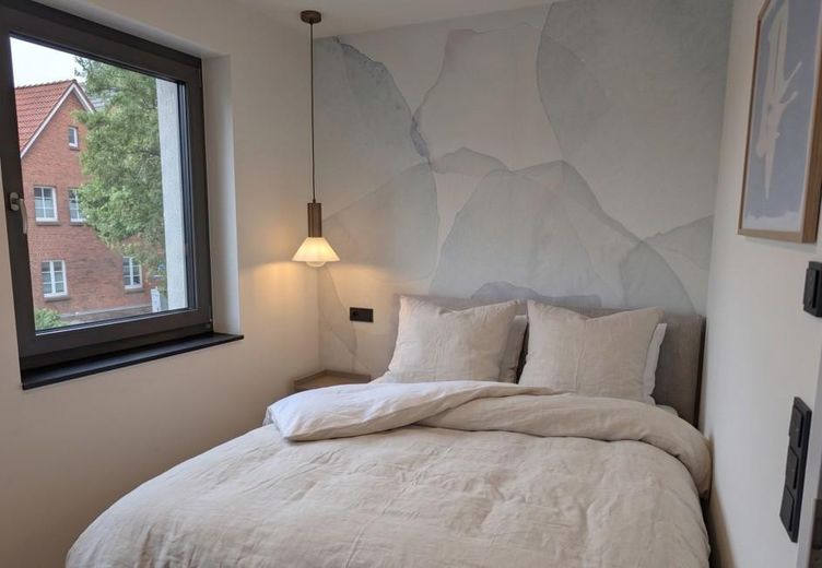 Voll möbliertes Apartment als Zweitwohnsitz auf Zeit im Zentrum von Greifswald – Schlafzimmer / Queensize Bett