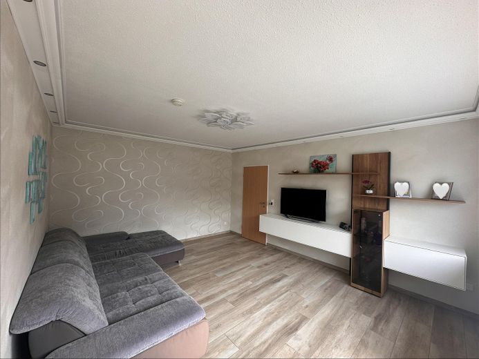 Modernisierte 4-Zimmer-Wohnung mit Südbalkon, Stellplatz & großem Keller – Wohnzimmer