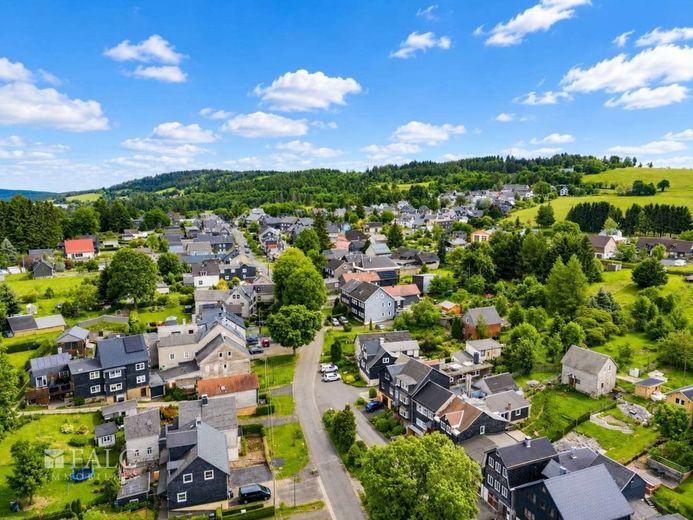 SCHNÄPPCHEN! Vollunterkellertes Zweifamilienhaus in Cursdorf - FALC Immobilien – Außenansicht