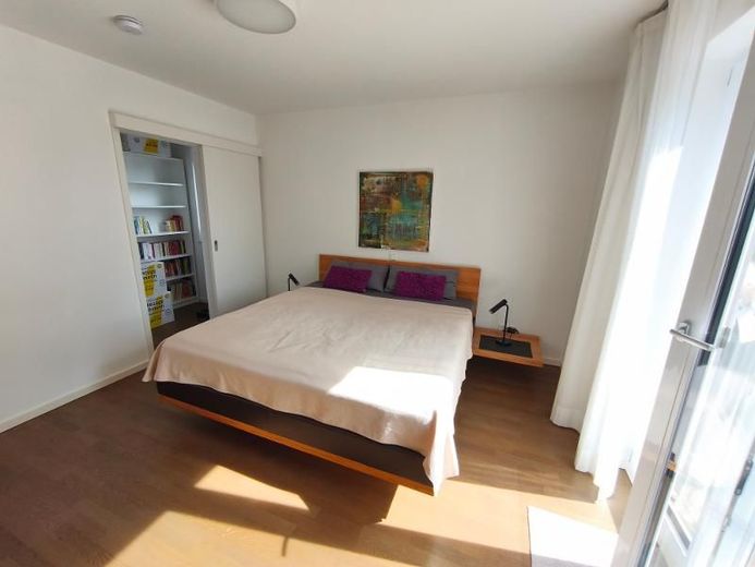 3 Zi. Wohnung (möbliert) im EG mit Terrasse, Carport und Stellplatz – Schlafzimmer mit Zugang zum Garten und Terrasse Bild 2