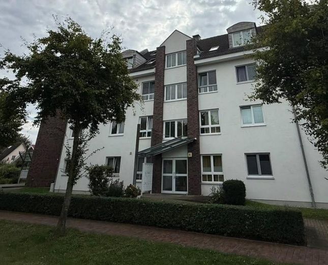 2-Zim.-Wohnung mit Wintergarten, Terrasse & neuer Einbauküche (Erstbezug nach Teilsanierung) – Hausfront