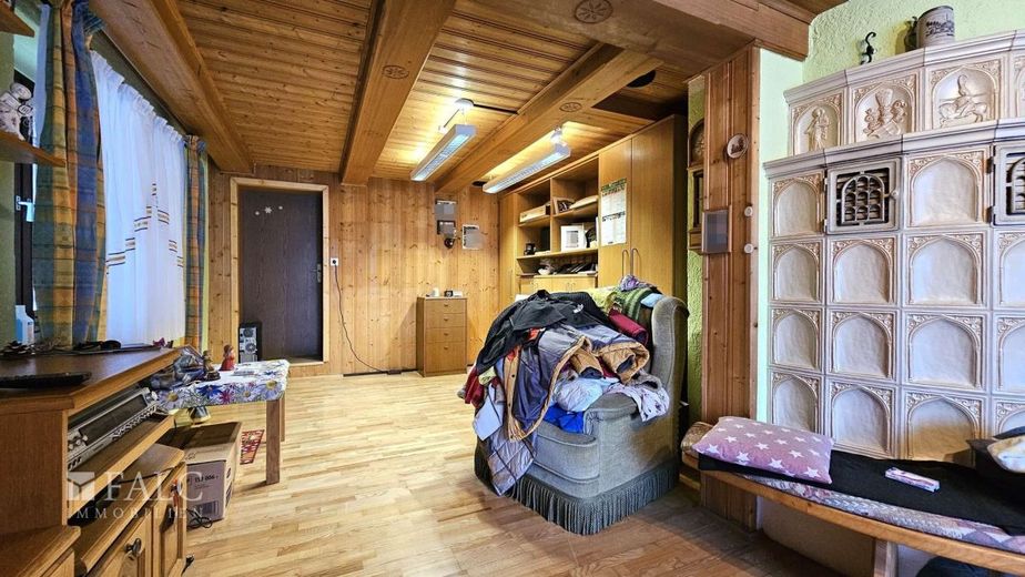 Zweifamilienhaus mit Potenzial in Landau a. d. Isar - zwei Wohneinheiten, Garage &amp; Garten – Wohnzimmer