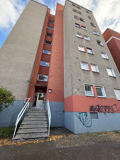 Wunderschöne leerstehende Zweizimmerwohnung mit Garage – Gebäude2