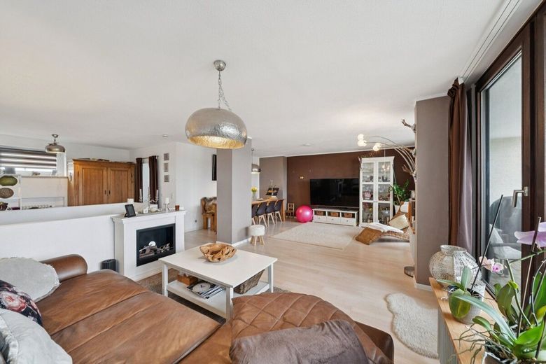 Großzügige 3-Zimmer-Maisonette in Landshut mit Loggia, Aufzug und Tiefgaragenstellplatz inklusive – Wohnzimmer
