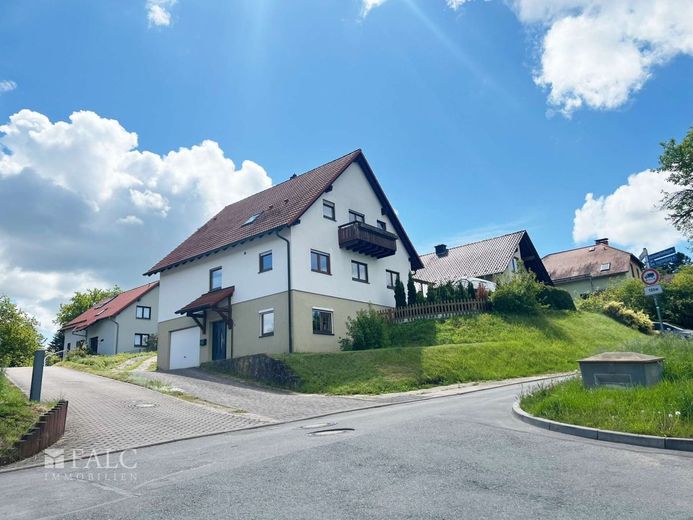 Großes Haus mit Einliegerwohnung – Außenansicht