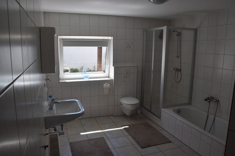 Zentrale Erdgeschosswohnung mit EBK, Kamin und Terasse in Gifhorn – Badezimmer