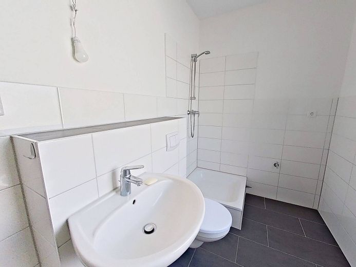 Helle 3-Zimmer-Wohnung mit BALKON, EBK & TAGESLICHTBAD – Ansicht I: Badezimmer