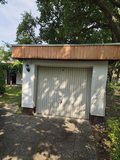 Działka słoneczna (od strony południowej) z domem bliźniaczym, basenem, stawem, garażem i miejscem parkingowym – Garage