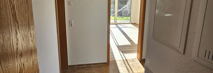 Mooie ELW in hoogwaardige woonwijk Salach Nord, pas gerenoveerd – Flur mit Blick auf Wohnzimmer