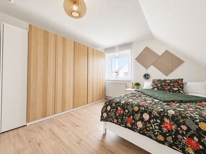 schöne 2 Zimmer DG-Wohnung, frei ab 01.12. – Schlafzimmer Blick2