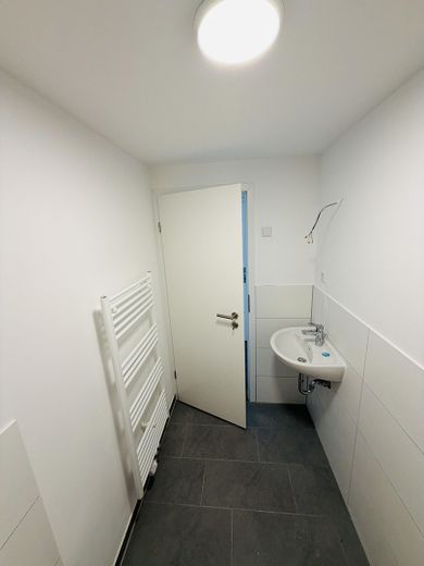 Erstbezug nach Kernsanierung: Modernes 1‑Zimmer‑Apartment mit Duschbad & Keller in Düsseldorf‑Rath – Bad inkl. Handtuchheizung