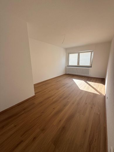 Appartement de 2 pièces à MA-Lindenhof – fraîchement rénové, salle de bains assainie, cuisine intégrée & balcon – Schlafzimmer