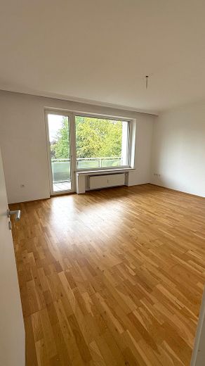 Світла 2-кімнатна квартира з балконом на південь і видом на зелень – Wohnzimmer