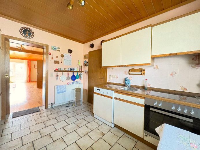 Zwei Häuser, viele Möglichkeiten: Bungalow & vielseitig nutzbares Zweithaus auf großem Grundstück – Küche Bungalow