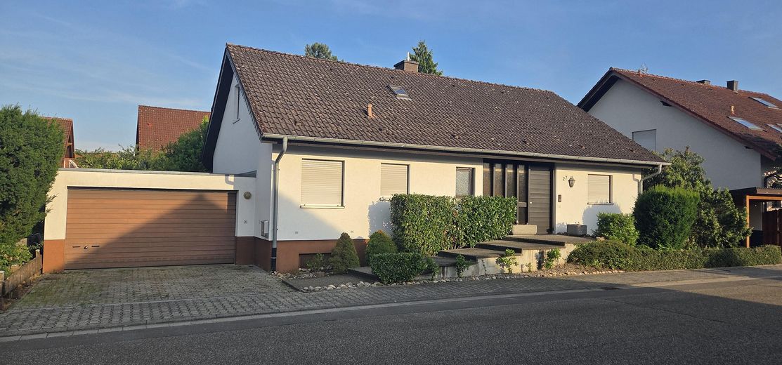 Freistehendes Einfamilienhaus von privat zu verkaufen – Straßenansicht