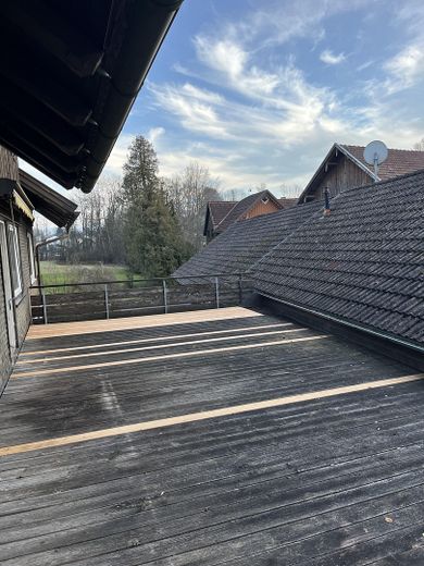CASA PLURIFAMILIARE VERSATILE CON POSSIBILITÀ COMMERCIALE E POTENZIALE DI AMPLIAMENTO – Sonnenterrasse 1 OG
