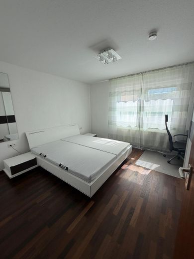 Komisyonsuz! Balkonlu ve EBK'li, tamamen mobilyalı, çekici ve yenilenmiş 2,5 odalı daire – Schlafzimmer