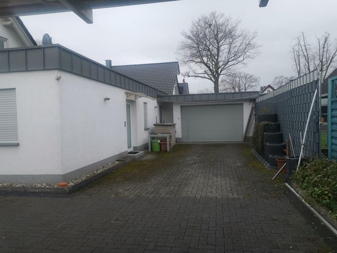 Garage mit elektrischem Tor 