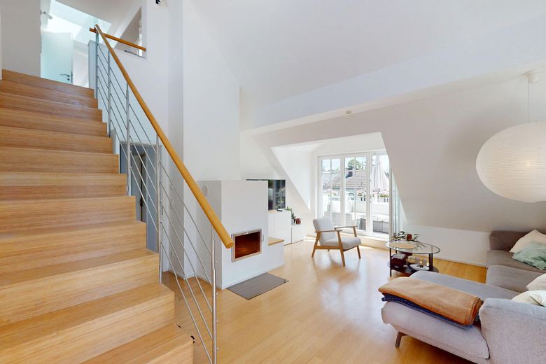 Design-Maisonette (Alleinige Etage) | KfW-A+, Galeria, kominek | blisko S-Bahn Untermenzing – Wohnbereich