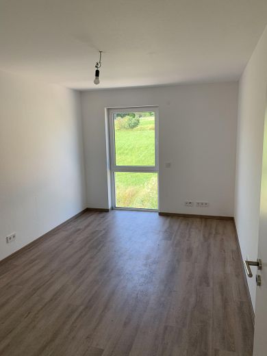 Premium 3-kamerappartement met 2 balkons, prachtig uitzicht en inbouwkeuken aan de rand van het veld! A+ – Büro/Kind