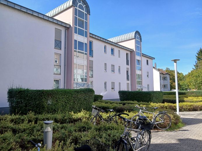 Affascinante bilocale con balcone e posto auto in autorimessa interrata — Regensburg-Galgenberg – Innenhof Südseite